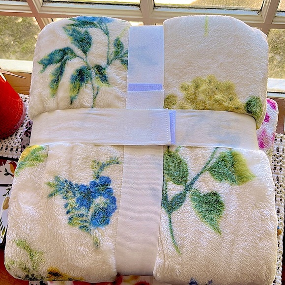 Cottage Cozy Plush Throw - White with Blue and Yellow Floral 50 x 70 NEW! - Picture 2 of 8